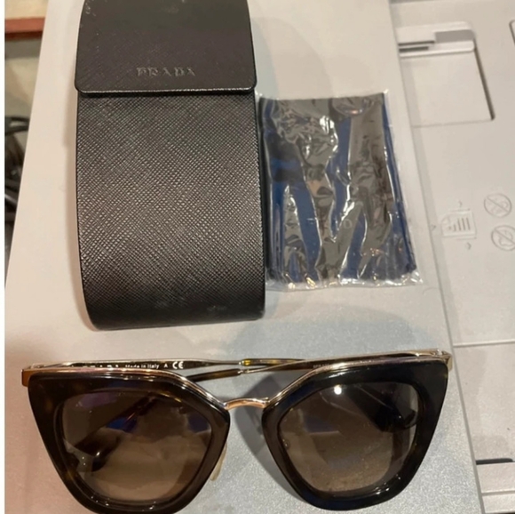 Authentic Prada women’s Oversized Sunglasses - Picture 4 of 4